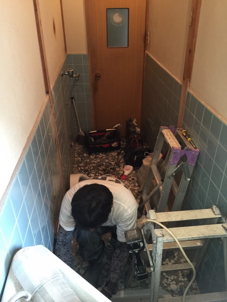 早島町トイレ工事　解体中の写真②